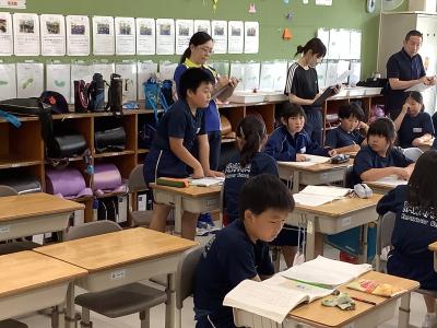 発表する児童
