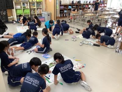 壁新聞を作る４年生
