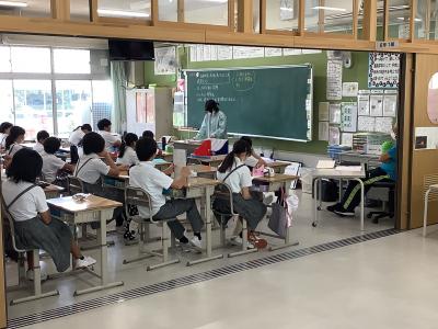 クラスの前で発表する6年生