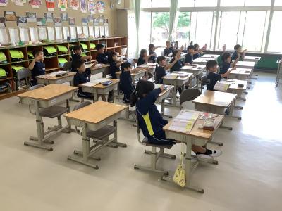 漢字の練習をする1年生