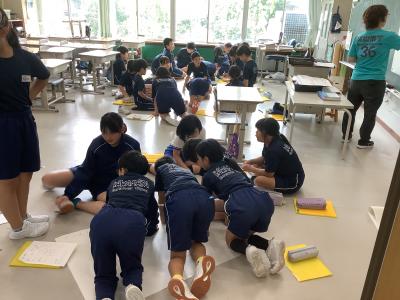 調べた内容ごとにまとまってポスターを作る4年生