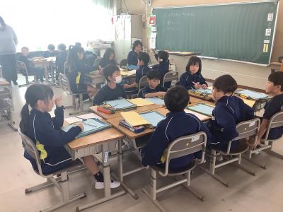 地域訪問の質問を考える2年生