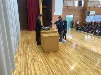 作文の表彰を受ける児童