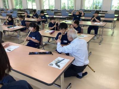 ケーナの吹き方を教わる4年生