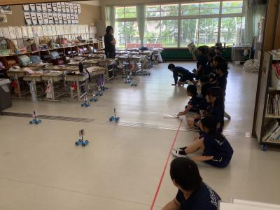 風の力を確かめる実験をする3年生