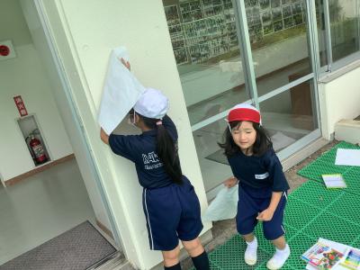 壁の凹凸を紙に写し取る1年生