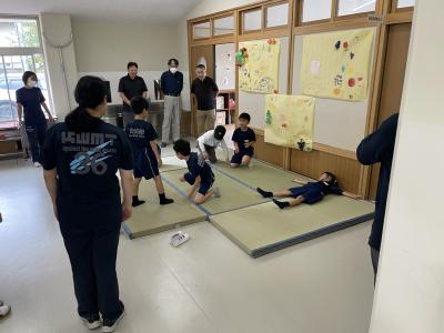 新しいたたみで遊ぶ特別支援学級の児童