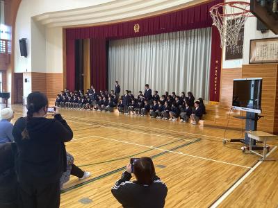 画商を披露する６年生２