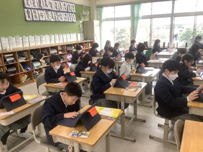 タブレット学習をする児童