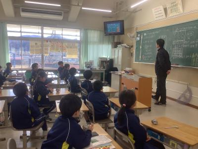 代表委員会の発表を見る児童