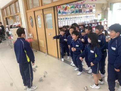 豆をまく2年生