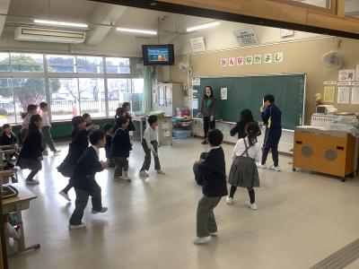 豆をまく1年生
