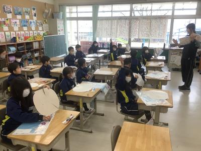 お面を作る2年生