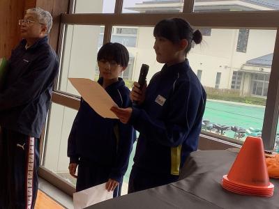 司会をする6年生