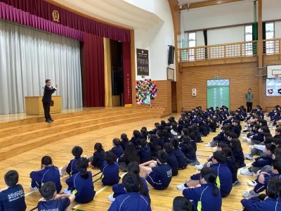 紙飛行機を飛ばす学習を示す校長