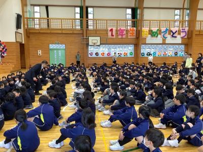 校長の質問に答える児童