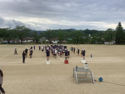 校庭に並ぶ鼓笛隊