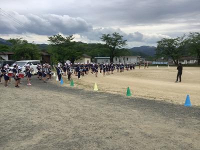 教員の指導を聞く鼓笛隊