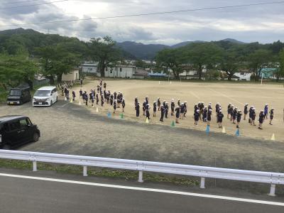 校庭外周に並ぶ鼓笛隊