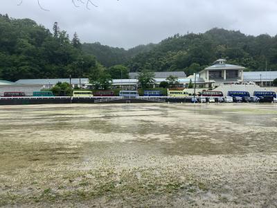 校舎の南側の道に並ぶスクールバス