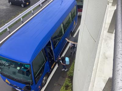 バスに乗り込む児童