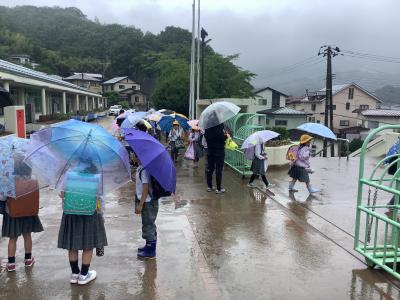 先生に引率されて帰る児童