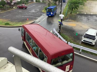 子どもたちを乗せて動き出すバス