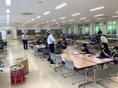 ケーナを練習する4年生