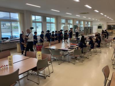 合奏する4年生