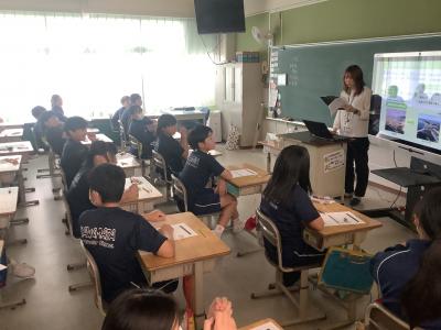 役場職員の税に関するお話を聞く6年生
