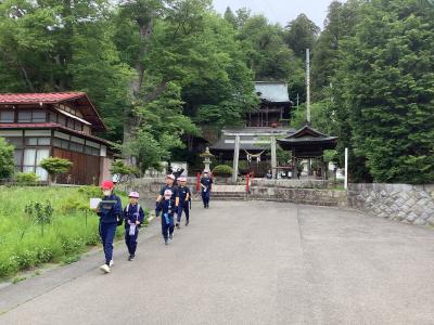 春日神社から降りてくる児童