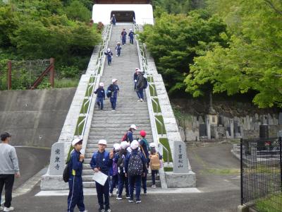 チェックポイントのお寺への階段を上る児童