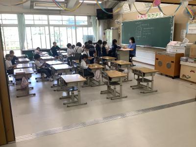 6年生へお礼の手紙を書く1年生