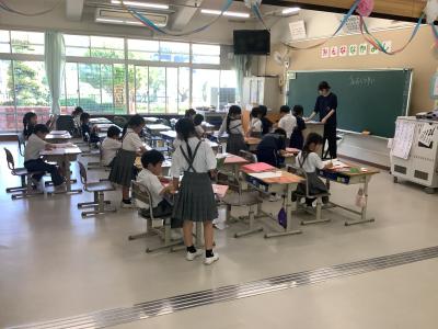 6年生にお礼の手紙を書く1年生２