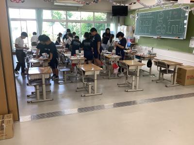 理科の教材を確認する4年生