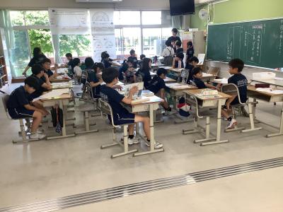 手紙を書く4年生