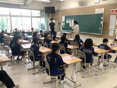よく噛むことの効果について説明を聞く3年生