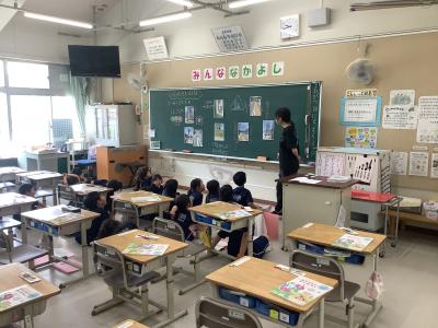 フィールドワークの写真を見ながら振り替えをする1年生