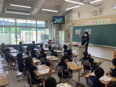 フィールドワークのまとめをする1年生