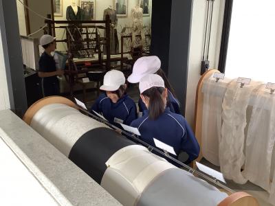 織物展示館を見学する6年生