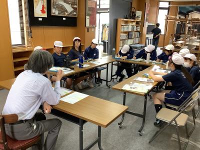 織物展示館の職員さんに話を聞く6年生