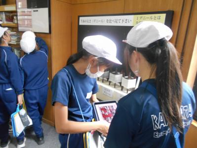 織物展示館の展示物を見る6年生