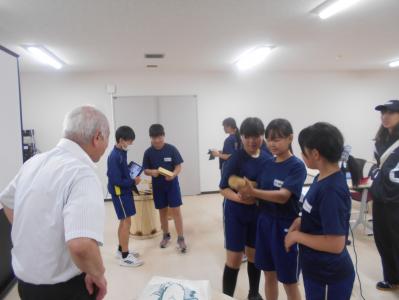 コスキンで使用する楽器を触る6年生