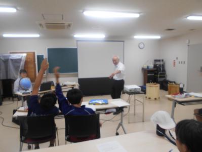 アルゼンチンについて話を聞く6年生