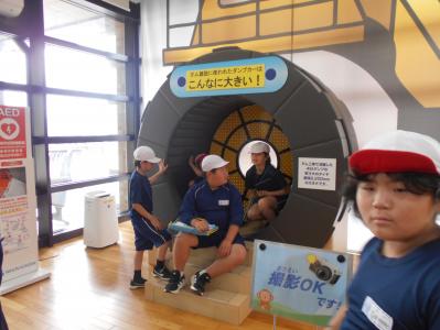 ダムの建設について見学する4年生