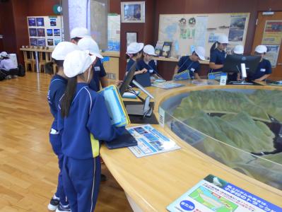 摺上川ダムの小型模型を見る4年生