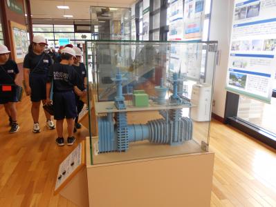 ダムの発電設備の模型を見る4年生