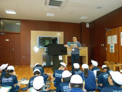 ダムの職員さんの話を聞く4年生