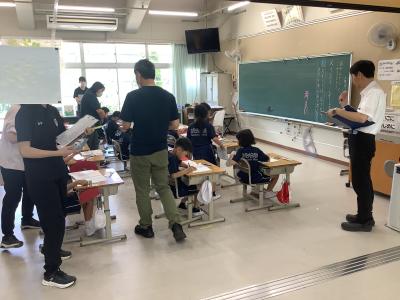 2年生の授業を参観する先生たち