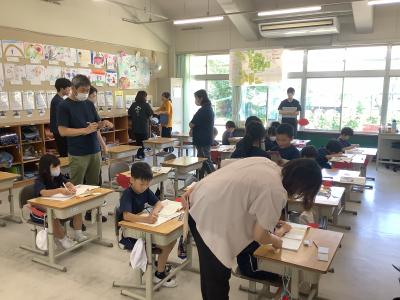2年生の授業を参観する先生たち2